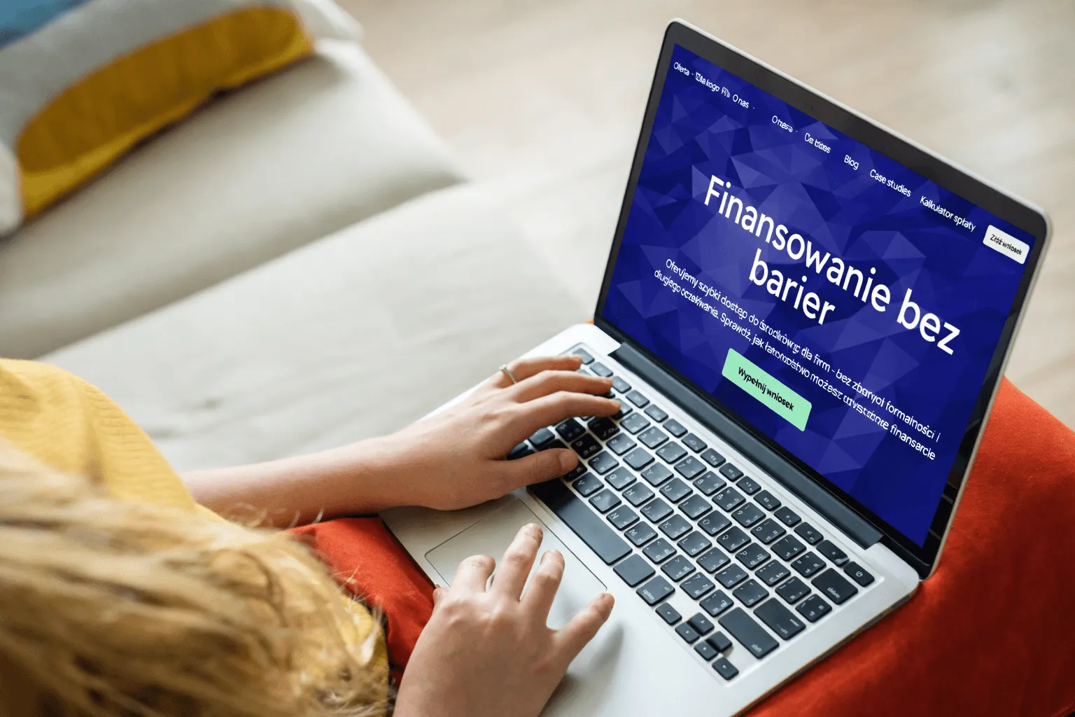 Wypełnianie wniosku o pożyczką online na laptopie - formularz finansowania bez dokumentów