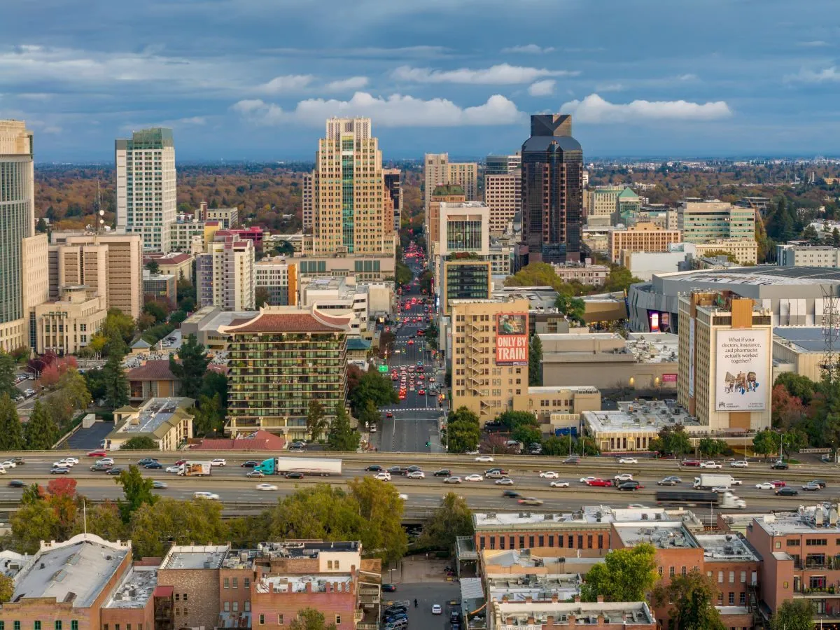 Widok nieruchomości w mieście.
