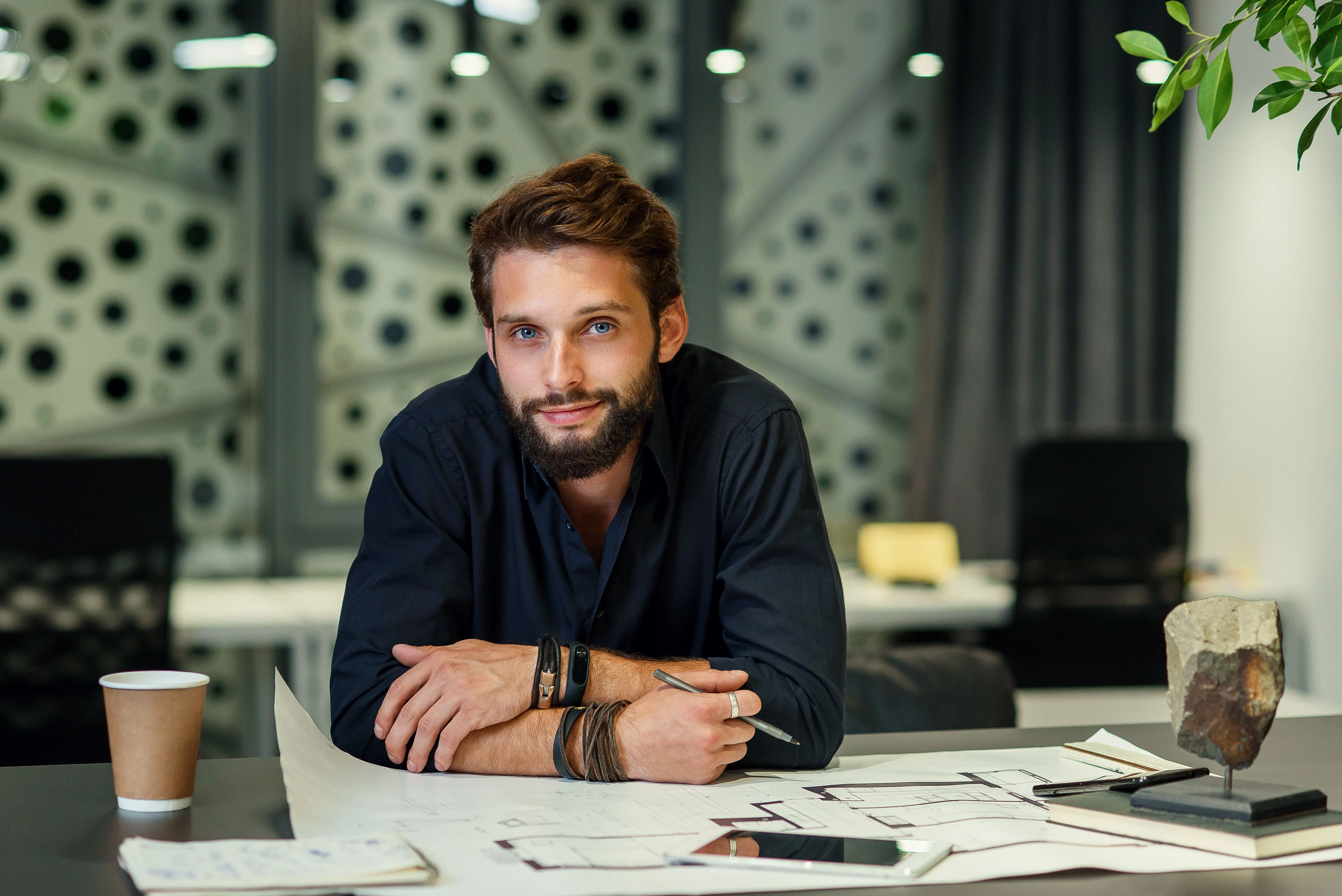 Uśmiechnięty przedsiębiorca w niebieskiej koszuli - klient pożyczki hipotecznej dla firm Horyzont Capital