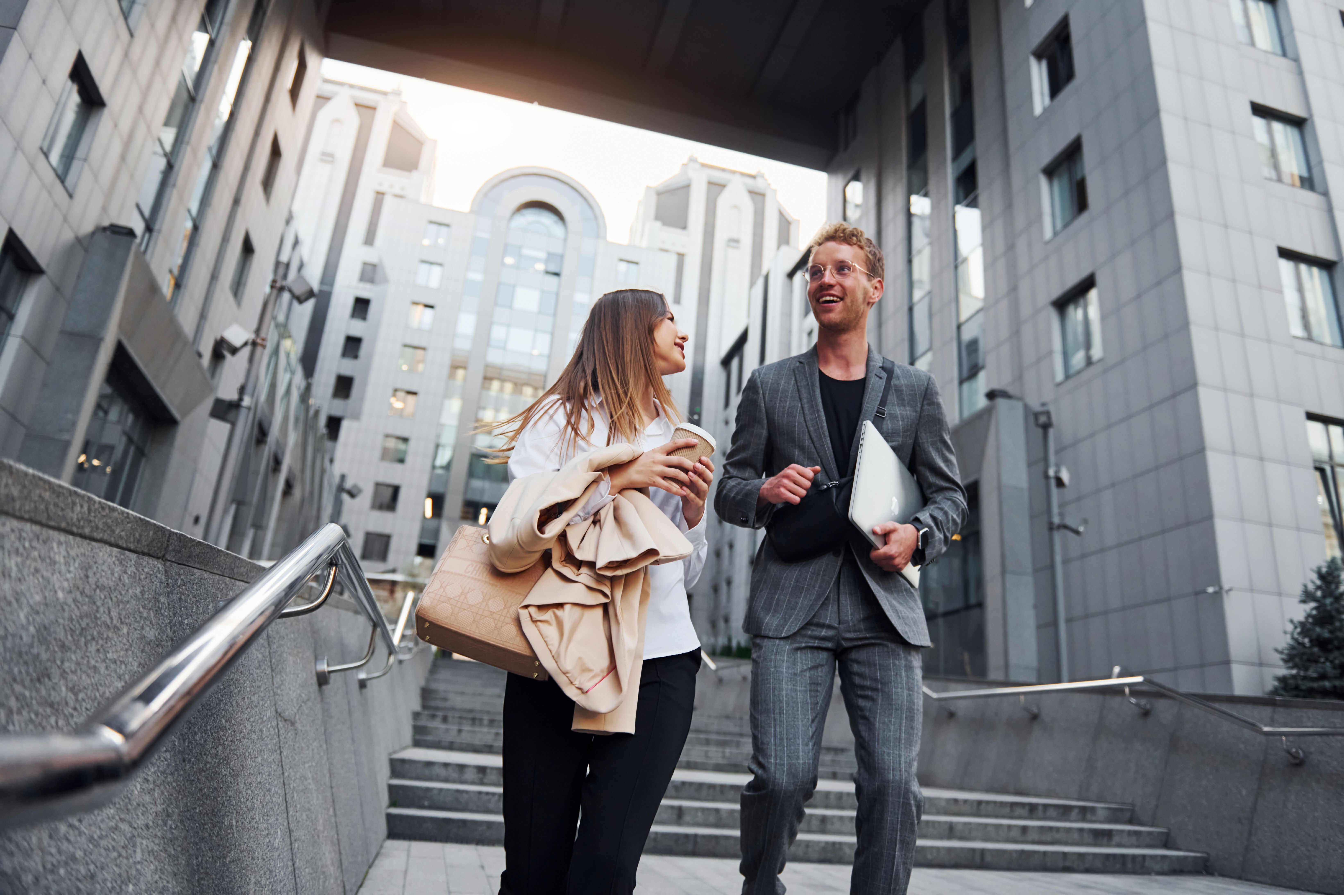 Przedsiębiorcy przed biurowcem - klienci finansowania bieżącej działalności Horyzont Capital