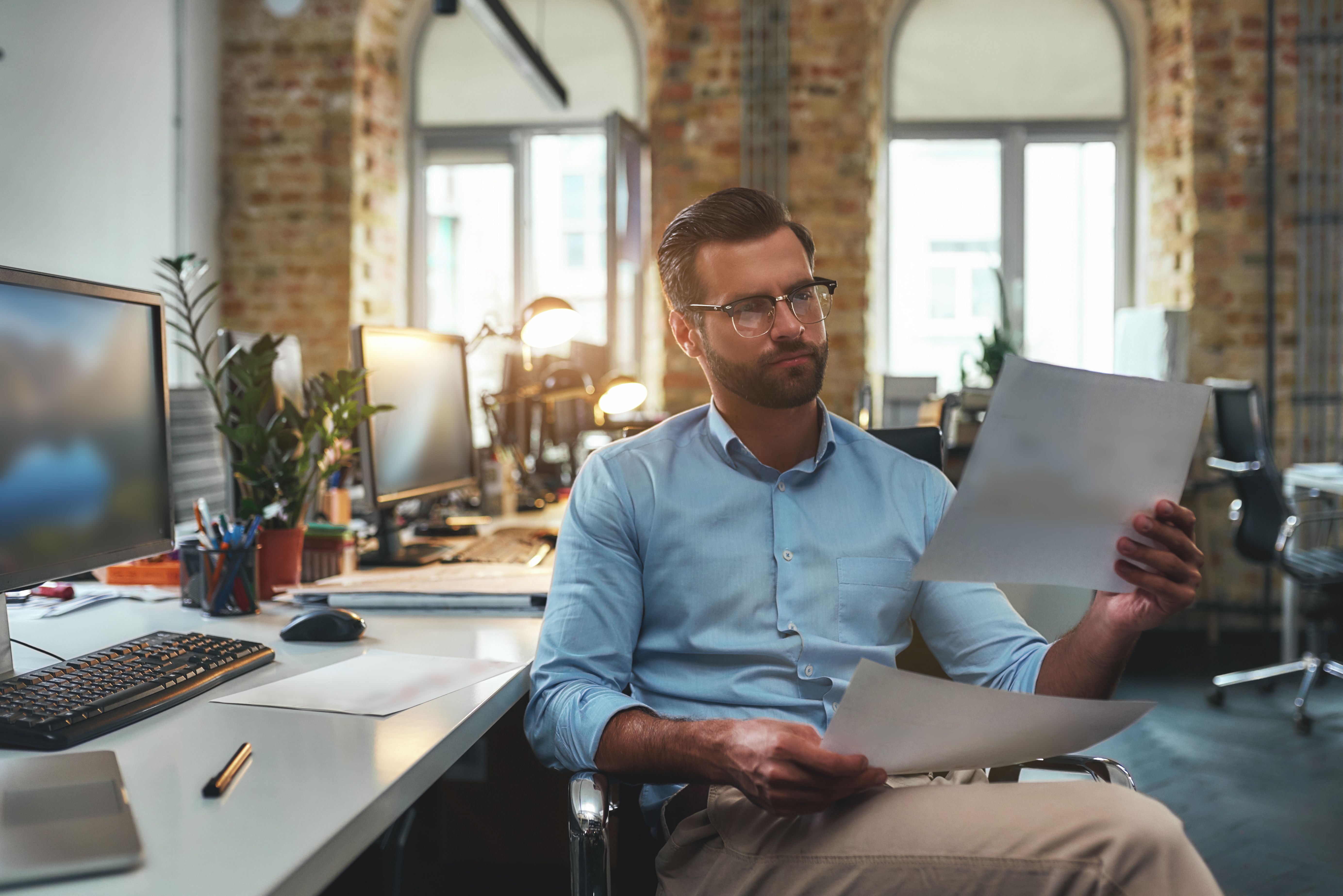 przedsiebiorca analizuje propozycje pożyczki Horyzont Capital