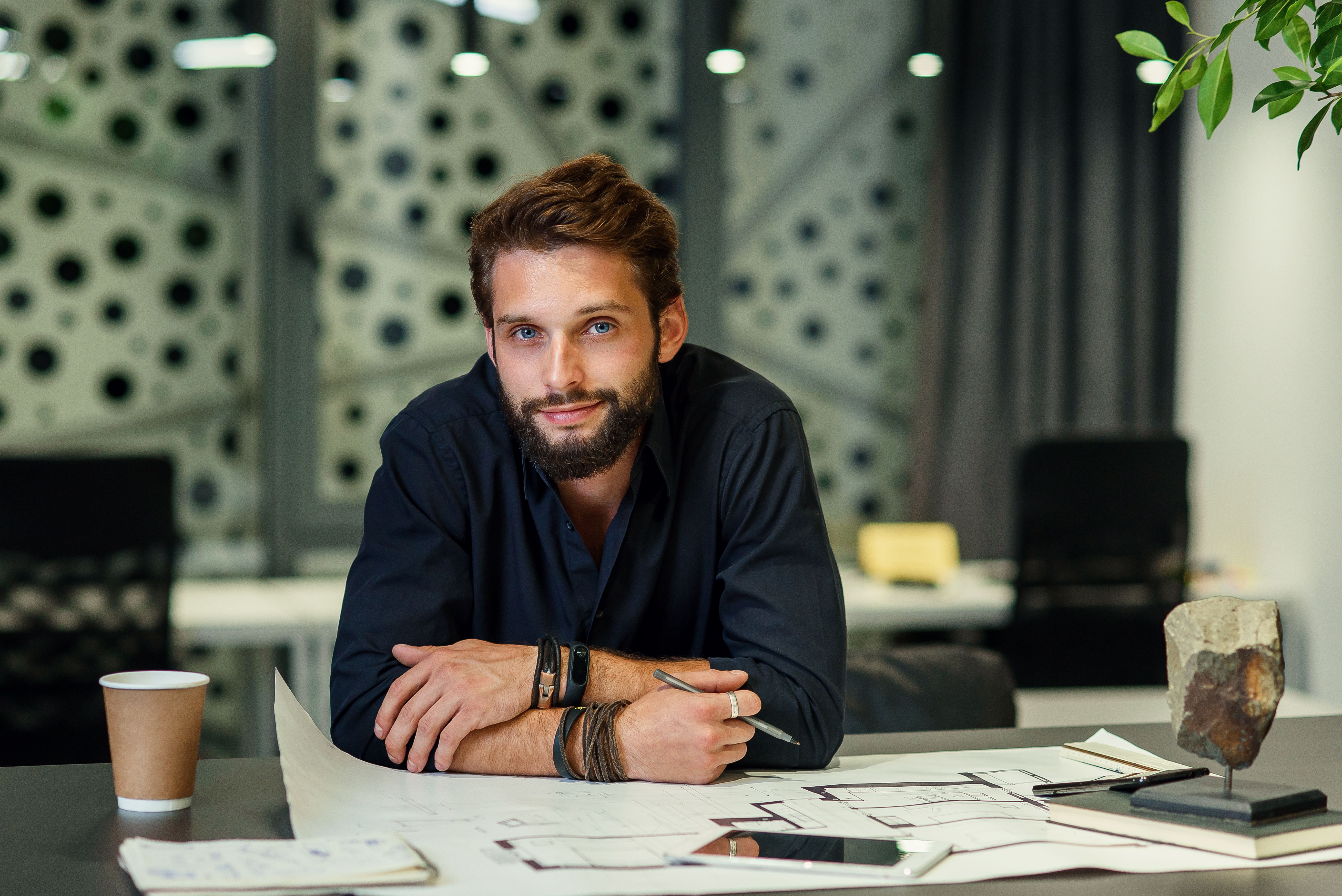 Uśmiechnięty przedsiębiorca w niebieskiej koszuli - klient pożyczki hipotecznej dla firm Horyzont Capital